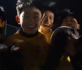 PP电子-青岛西海岸梯队少年们为U23国足送祝福：我们也想为国争光！